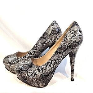 NEW Breckelle's Size 8.5 Reptile Print Platform Heel
